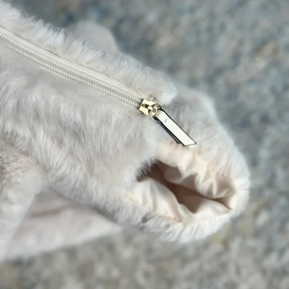 Victoria's Secret cream Tote Bag Plush Cozy Design - Picture 4 of 8